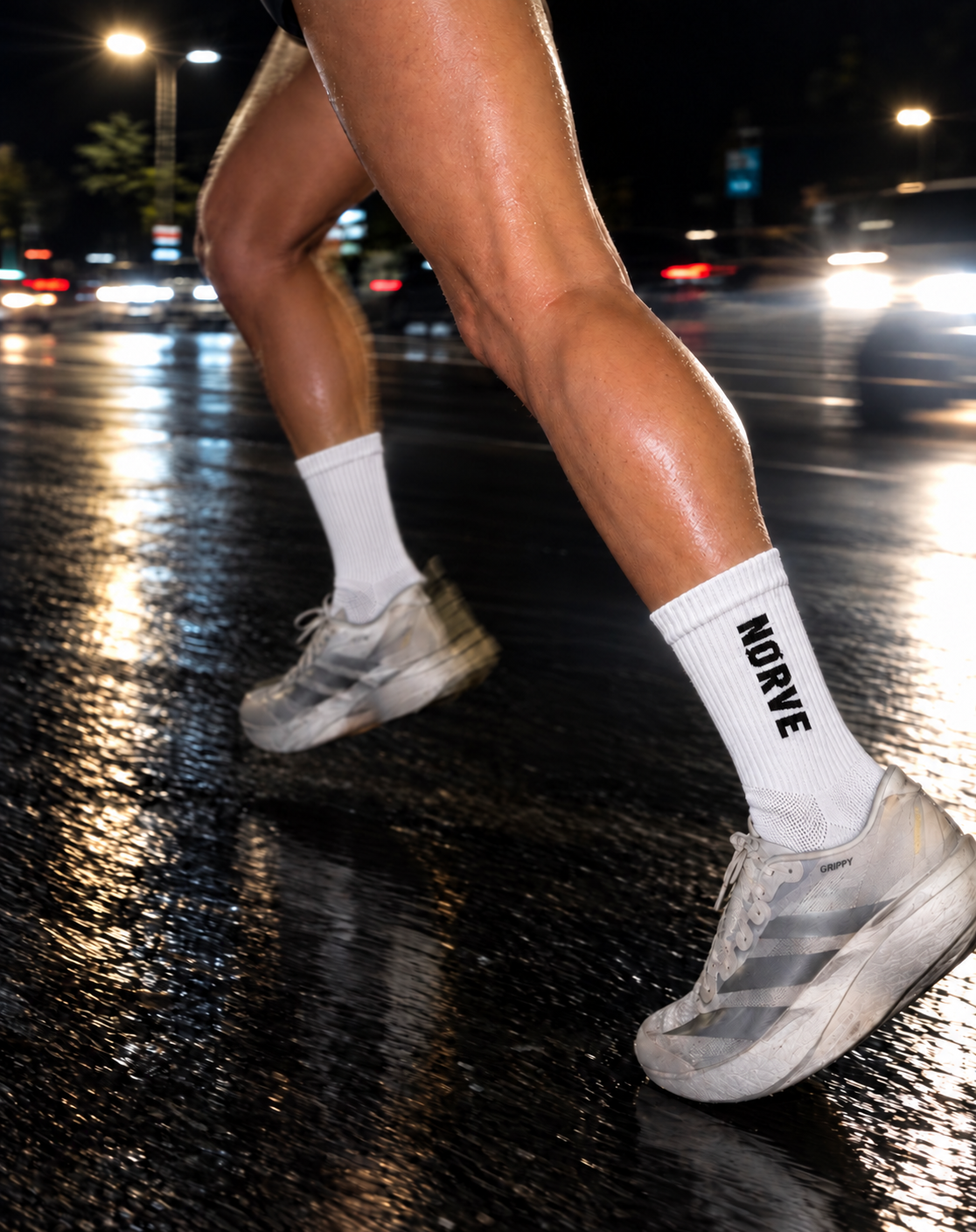 Coureur en mouvement avec les chaussettes à orteils NØRVE blanches